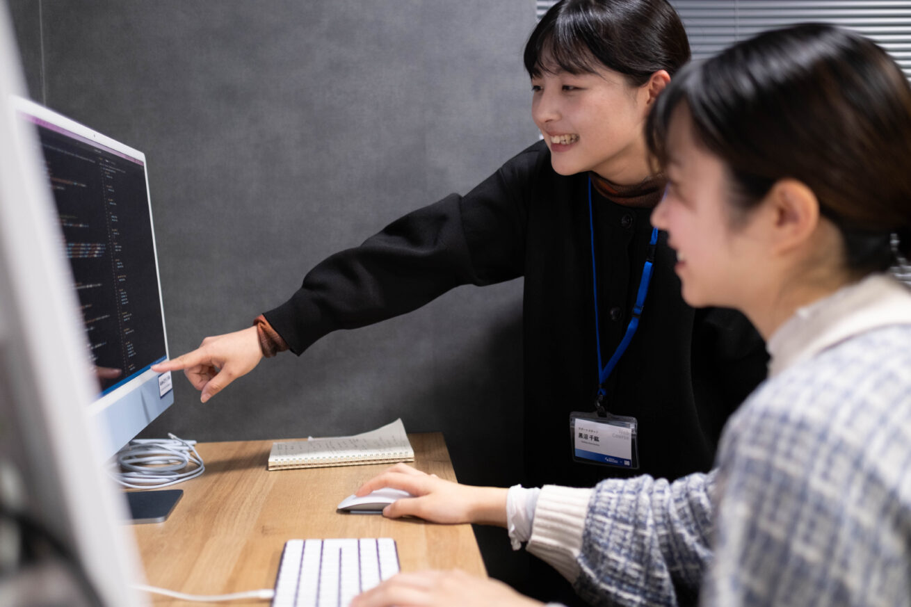 サポートスタッフが受講生を支援している様子